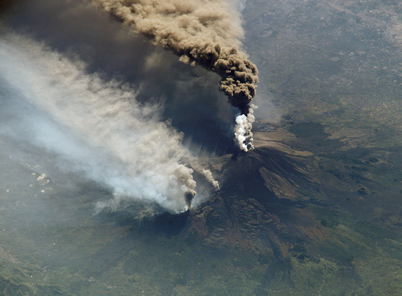 Etna_eruption_seen_from_the_International_Space_Station