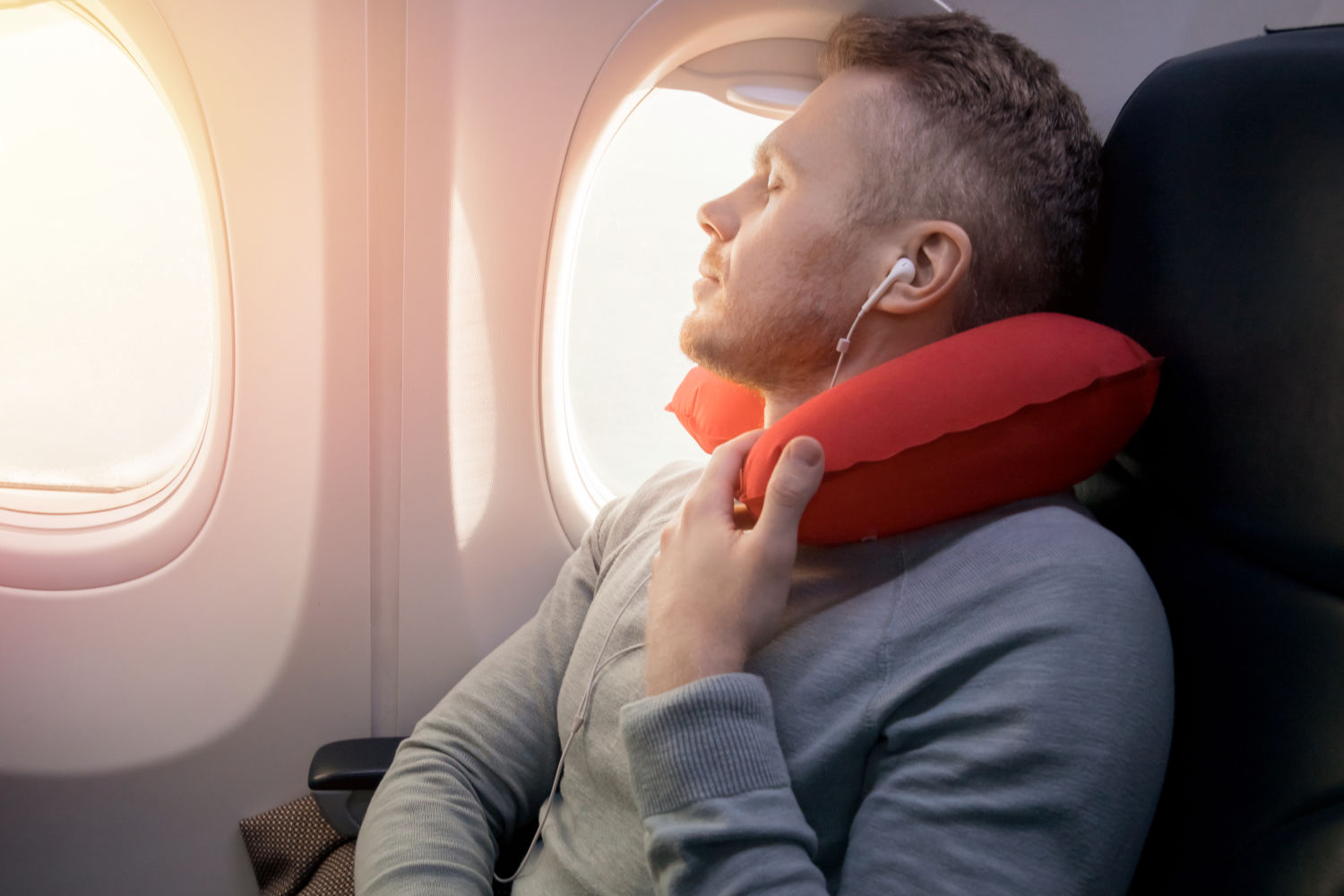 Schlafen im Flugzeug mit Nackenkissen