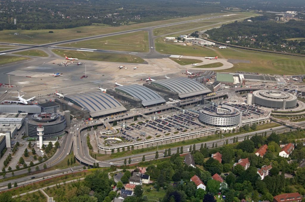 Der Hamburg Airport aus der Luft: Gute Parkmöglichkeiten rund um die Terminals. Foto: Michael Penner / Hamburg Airport
