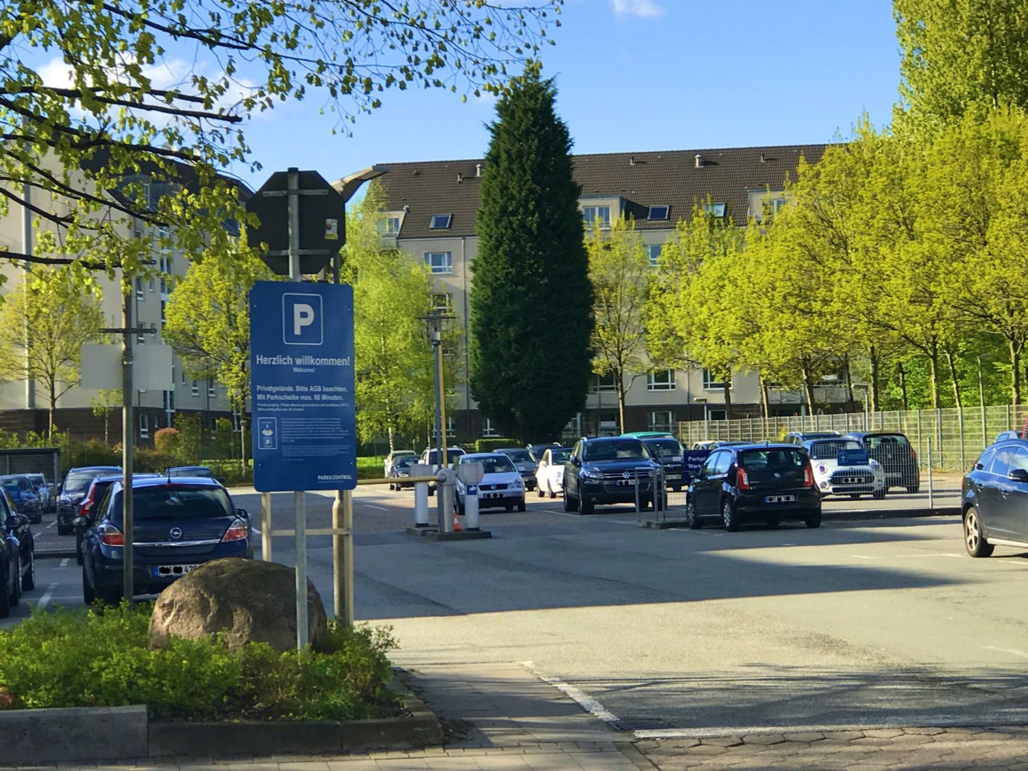 Einfahrt zugeparkt: Wann man Falschparker abschleppen lassen darf