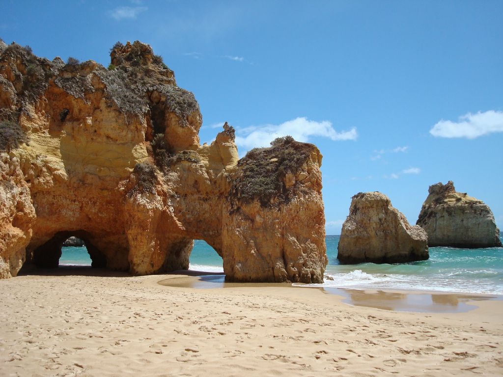 Felsen, Dünen und ewig lange Sandsträde: Die Algarve gehört zu den schönsten Urlaubsregionen Europas. Foto: Pixabay.com | Lizenz: CC0 Public Domain