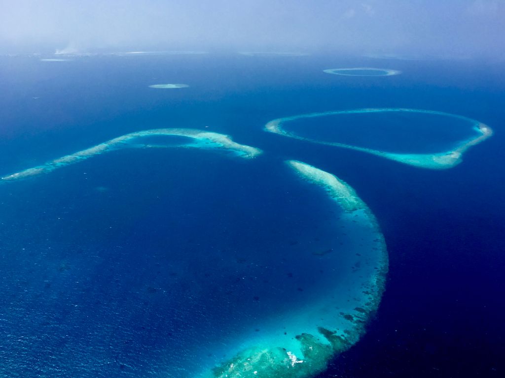 Wer diesen Ausblick genießen möchte, sollte sich einen Flug auf die Malediven buchen. Foto: Sascha Tegtmeyer