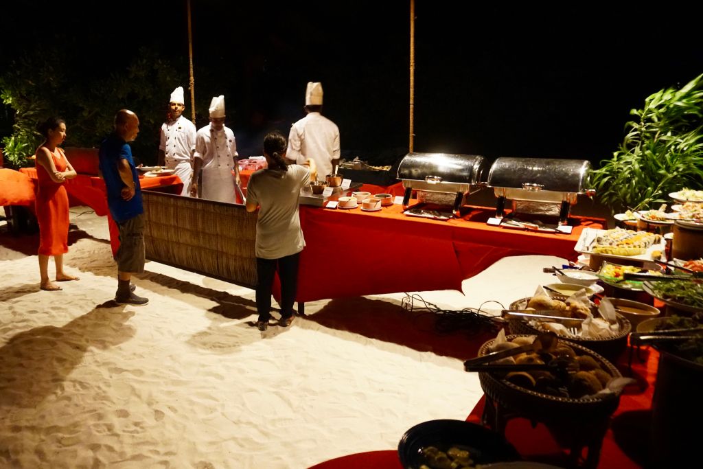 Zwei Mal pro Woche gibt es auf Bodu Hithi Dinner am Strand. Foto: Sascha Tegtmeyer