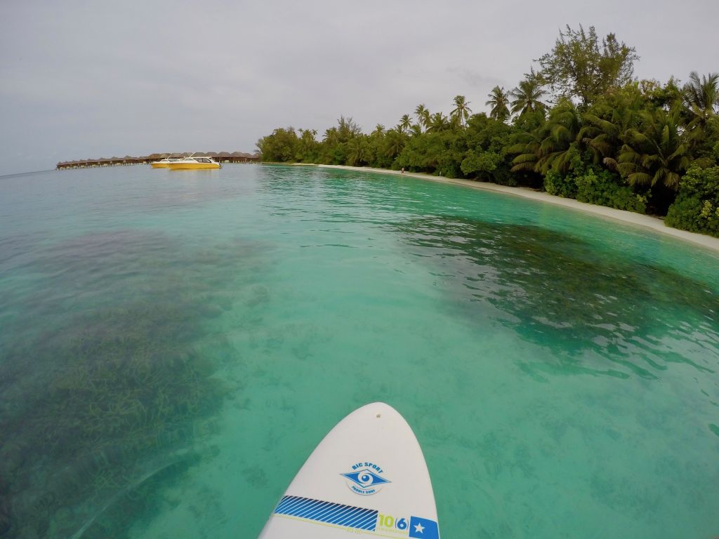 Wer nicht ins Fitnessstudio gehen möchte, kann sein Workout auch mit einem SUP-Board betreiben. Foto: Sascha Tegtmeyer