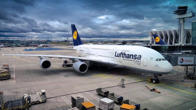 Lufthansa Airbus A380 in Frankfurt: Fünf von 14 Jets sollen verlegt werden.