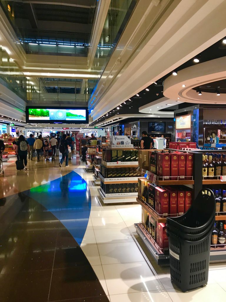 Shopping-Paradies: Endlose Reihen an Geschäften locken die Reisenden besonders in Terminal 3. Foto: Sascha Tegtmeyer