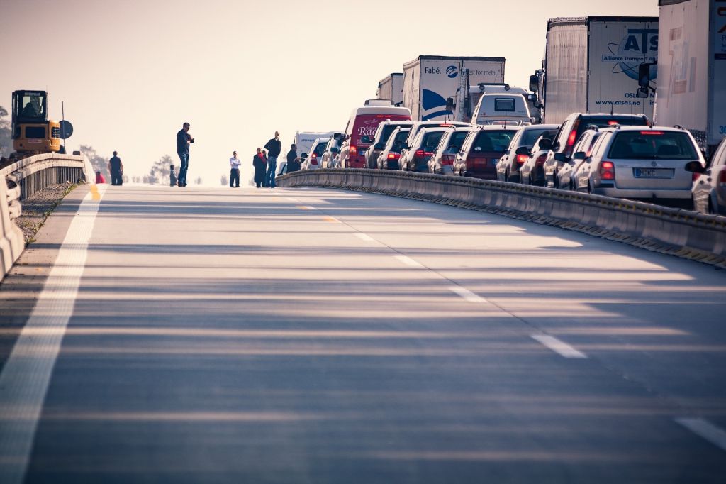 Bei Stau auf der Autobahn herumlaufen kann teuer werden! Foto: Pixabay.com | Lizenz: CC0 Public Domain