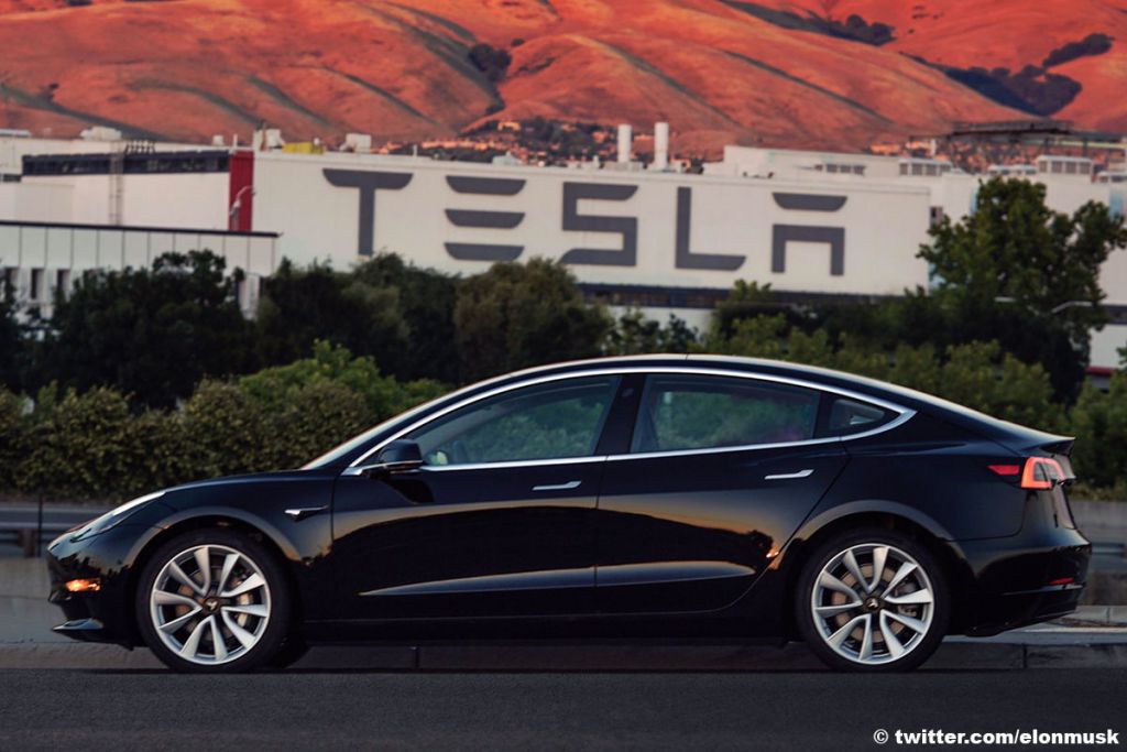 Macht optisch richtig was her: Das neue Tesla Model 3. Foto: Twitter/Elon Musk