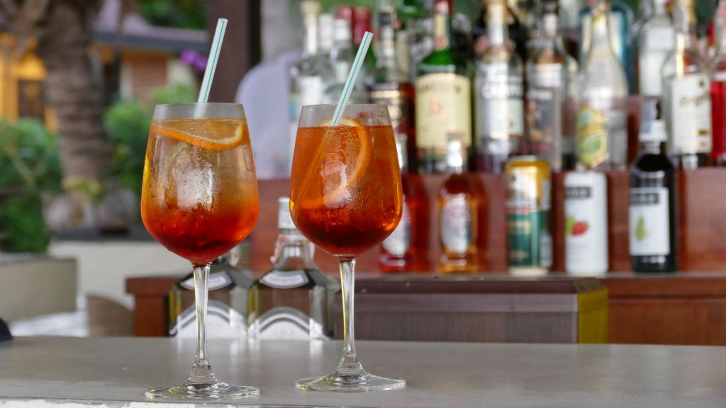 Cocktail oder Longdrink? Die Übergänge sind zum Teil fließend. Fantastisch: Was gibt es Besseres als einen leckeren Cocktail am Strand? Foto: Pixabay.com | Lizenz: CC0 Public Domain