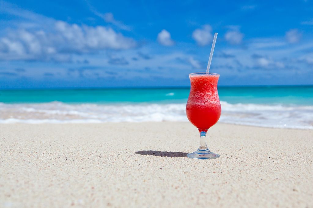 Fantastisch: Was gibt es Besseres als einen leckeren Cocktail am Strand? Foto: Pixabay.com | Lizenz: CC0 Public Domain
