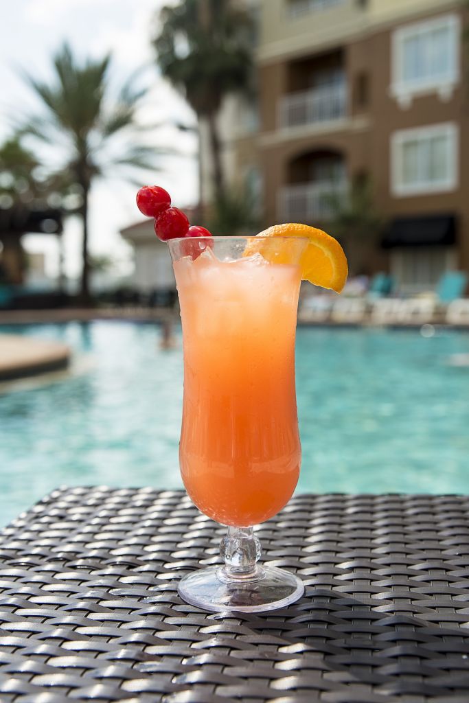 Ein Cocktail am Pool sorgt für gute Laune. Foto: Pixabay.com | Lizenz: CC0 Public Domain