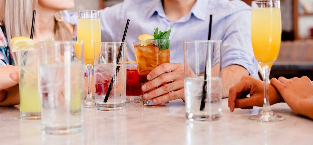 Beim Mixen von Cocktails und Longdrinks darf auch gern experimentiert werden. Foto: Pixabay.com | Lizenz: CC0 Public Domain