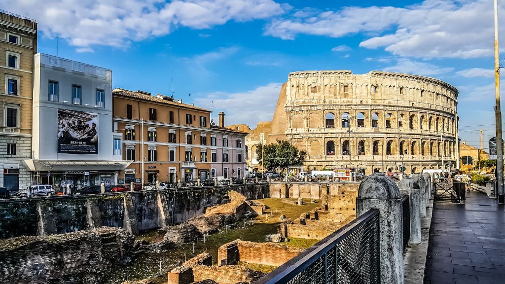 Das Kolosseum (im Hintergrund) in Rom ist eine Ikone unter den Wahrzeichen! Im Vordergrund: Eine antike Gladiatorenschule. Foto: Pixabay