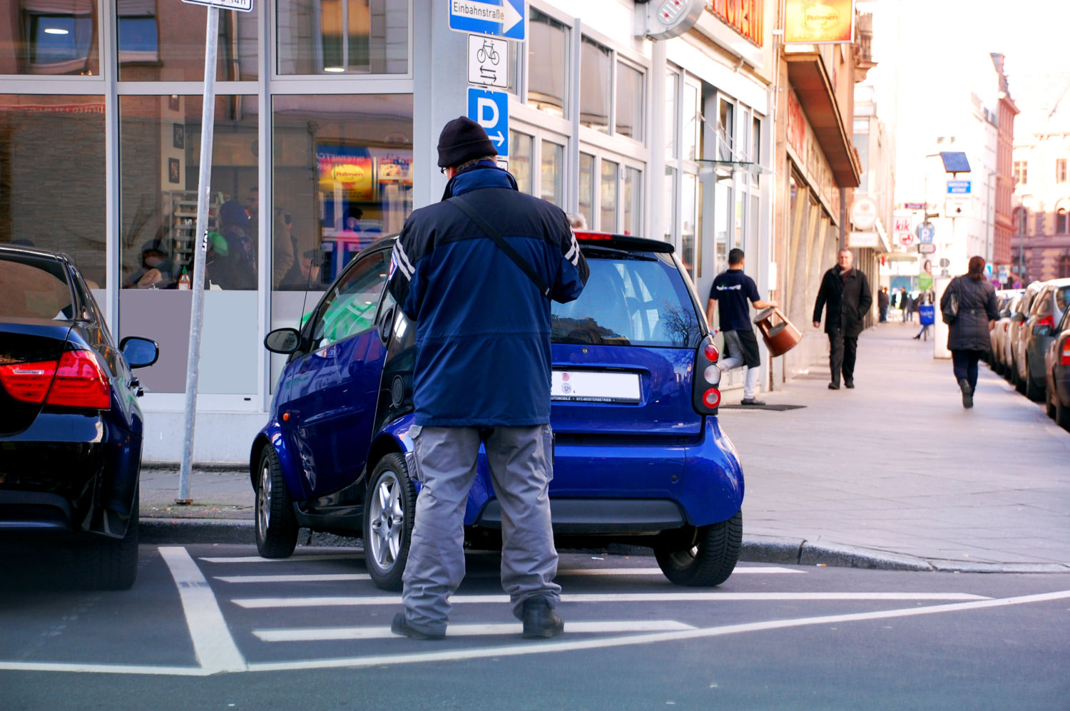 Gut, dass die eh grad dabei waren Strafzettel zu verteilen… : r/Falschparker