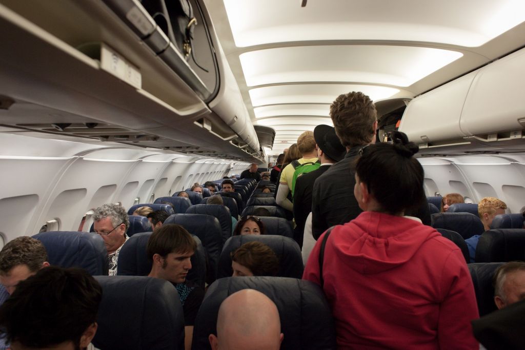Gedränge: Wer im Flugzeug am Gang sitzt, steckt sich statistisch gesehen besonders häufig mit Krankheiten an. Foto: Pixabay