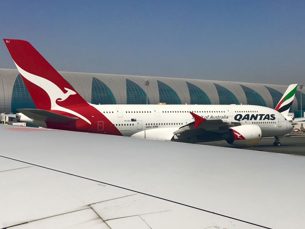 Qantas Airbus A380 am Flughafen von Dubai: Bisher mussten Flüge von Australien nach Europa zwischendurch auftanken. Foto: Sascha Tegtmeyer