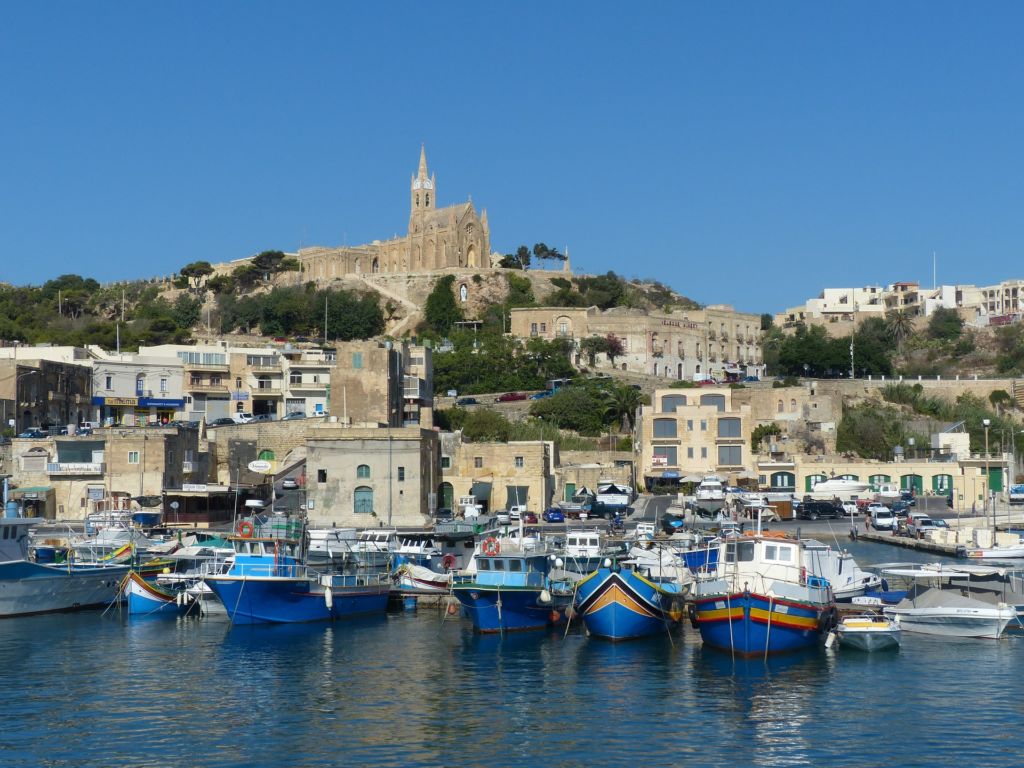 Malta und Gozo locken im Herbst mit milden Temperaturen und häufig viel Sonnenschein (im Bild: der Fährhafen von Gozo). Foto: Pixabay