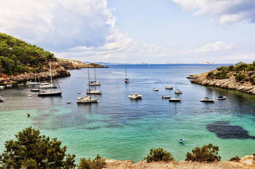 Ibiza ist viel mehr als nur die kleine Schwesterinsel Mallorcas. Foto: Pixabay