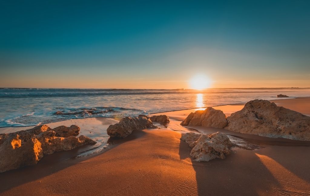 Für echte Strandliebhaber: Die endlosen Sandstrände der Algarve gemischt mit dem herbstlich rauen Atlantik sorgen für ein ganz besonderes Ambiente. Foto: Pixabay