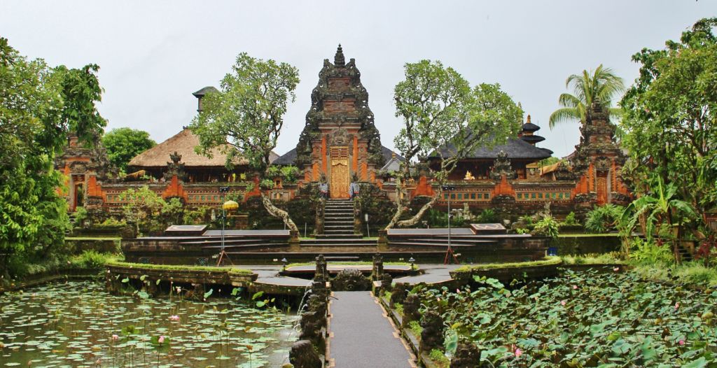 Tempel auf Bali: Die Insel in Indonesien ist eine von vielen Facetten dieses imposanten Inselstaats. Foto: Pixabay