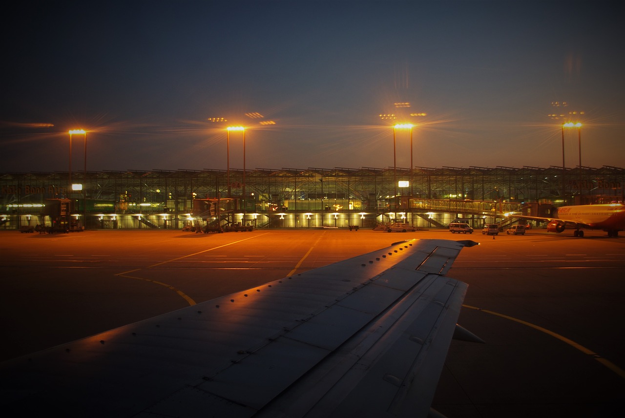 Am Flughafen Köln wurden mit einem neuen Verkehrskonzept die Zufahrtsregelung zu den Terminals verschärft – Leidtragende sind die alternativen Parkplatzbetreiber um Umland des Kölner Flughafens. Foto: Pixabay