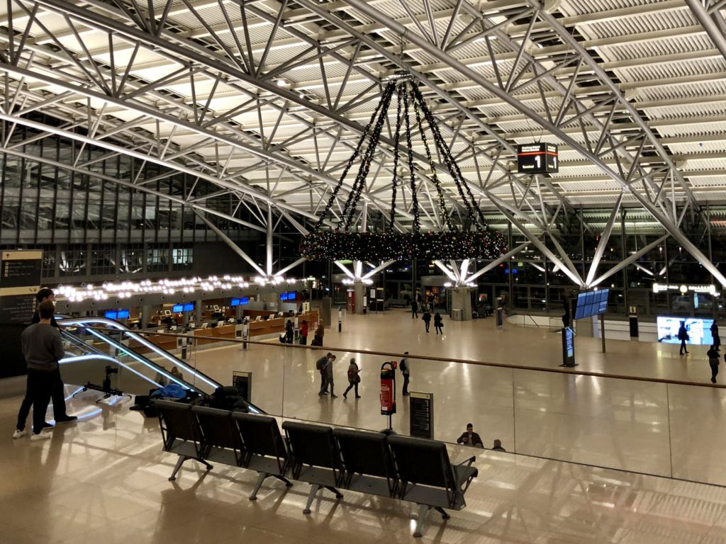 Adventskranz im Terminal: Auch am Hamburg Airport wird es weihnachtlich – für einen Besuch auf dem Weihnachtsmarkt muss man jedoch mit der S-Bahn in die City fahren. Foto: Sascha Tegtmeyer 