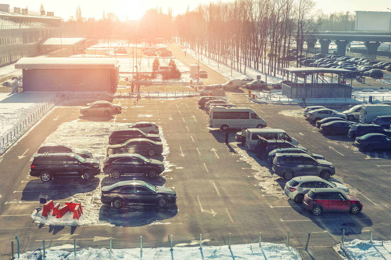 Weihnachtsurlaub: Parken am Flughafen kann zu einem echten Kostenfaktor werden. Foto: Kirill Gorlov / Adobe Stock