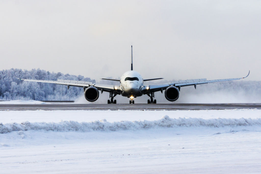 Wer die Weihnachtsferien für eine Flugreise nutzt, muss mit hohen Kosten rechnen – sowohl für die Reise selbst als auch für die Nebenkosten wie das Parken am Flughafen. Foto:  Ilya Platonov / Adobe Stock