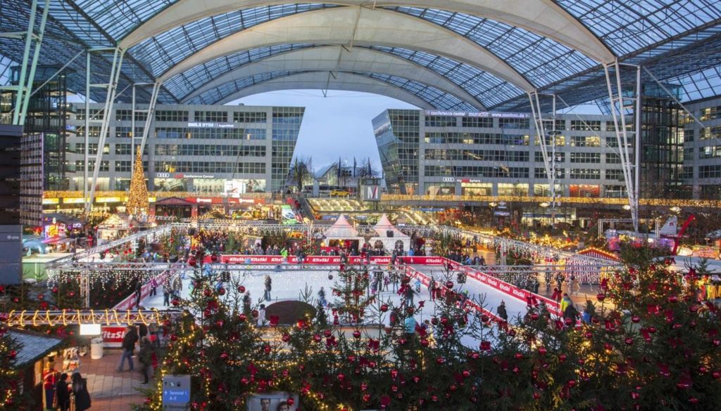 Weihnachtsmarkt am Flughafen München: 450 echte Weihnachtsbäume sind rund um den Wintermarkt im Münchener Airport Center aufgestellt. Foto: Flughafen München GmbH
