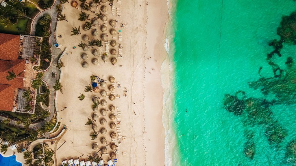 Karibik im Januar: Die Dominikanische Republik, Kuba und die zahlreichen kleinen Inseln sind ebenfalls erste Wahl für einen Urlaub zum Jahresbeginn. Foto: Unsplash