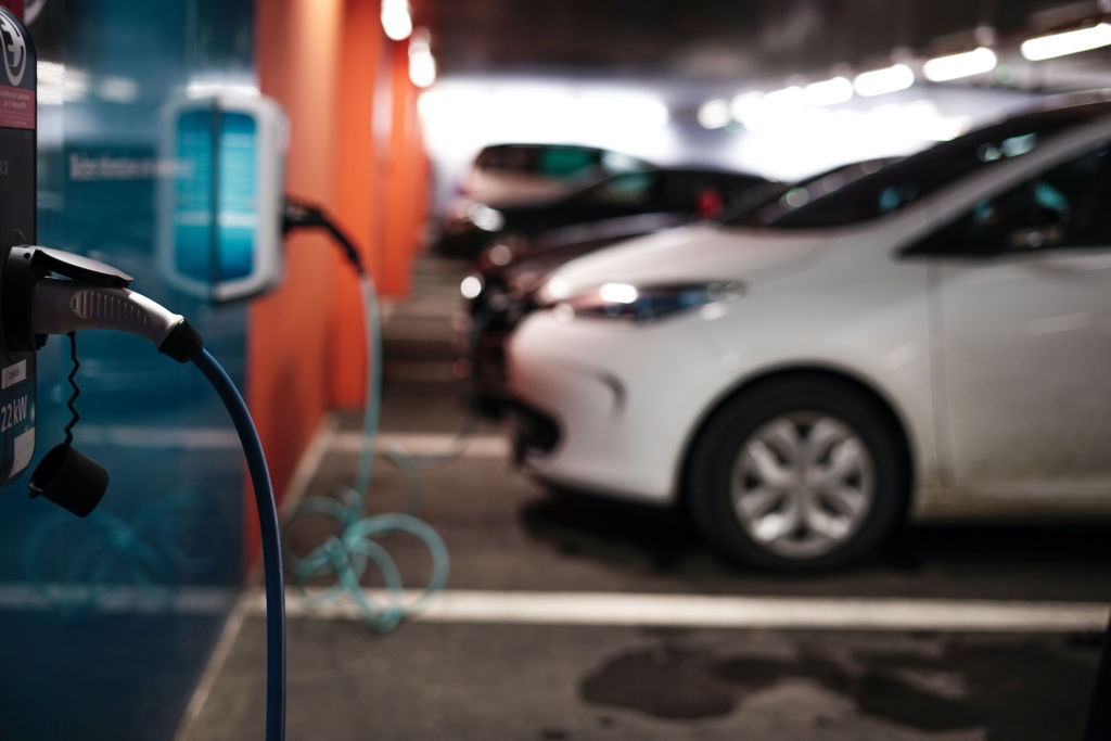 Elektroauto laden am Flughafen Hamburg: der Airport möchte zu den Vorreitern bei der Elektromobilität gehören. Foto: RS-Studios / Adobe Stock