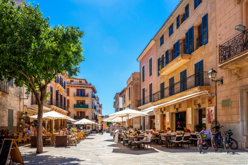 Die Restaurants und Cafés auf Mallorca haben bereits wieder geöffnet, müssen aber strikte Hygieneregeln einhalten. Foto: Adobe Stock / Sina Ettmer