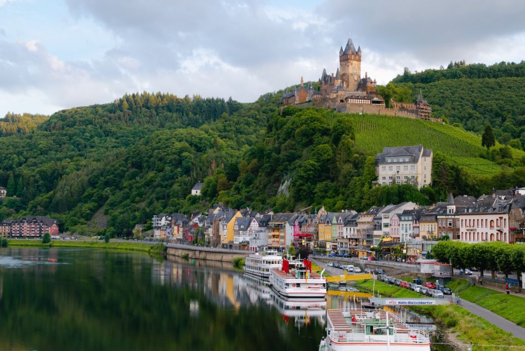 Der malerische Ort Cochem an der Mosel ist ideal für Paare und Familien. Foto: Unsplash