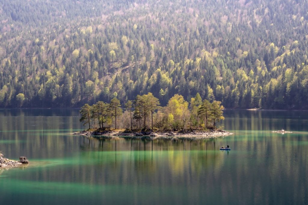 Der Eibsee in Bayern zählt zu den schönsten Seen in Deutschland. Foto: Unsplash