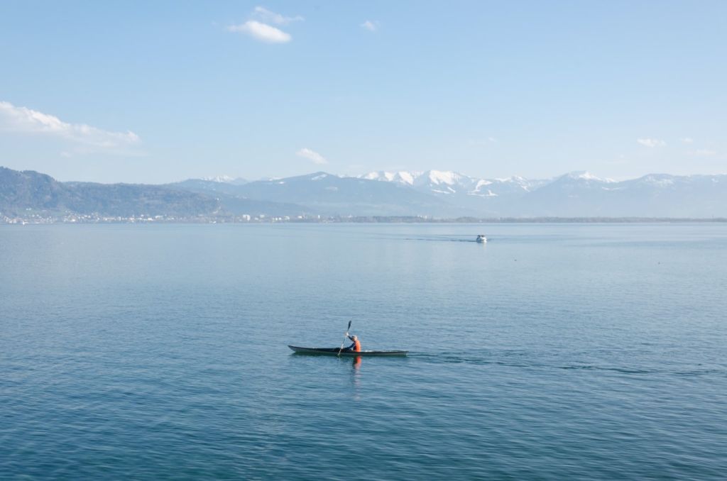 Kayak fahren auf dem Bodensee: Die Region im tiefsten Süden ist bestens geeignet für alle, die im Urlaub aktiv sind. Foto: Unsplash