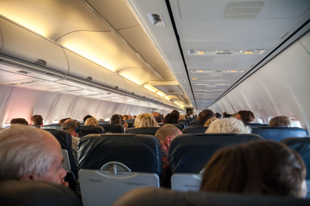 Dicht an dicht: An kaum einem Ort kommen so viele Menschen so eng zusammen wie in einem Flugzeug. Foto: Adobe Stock