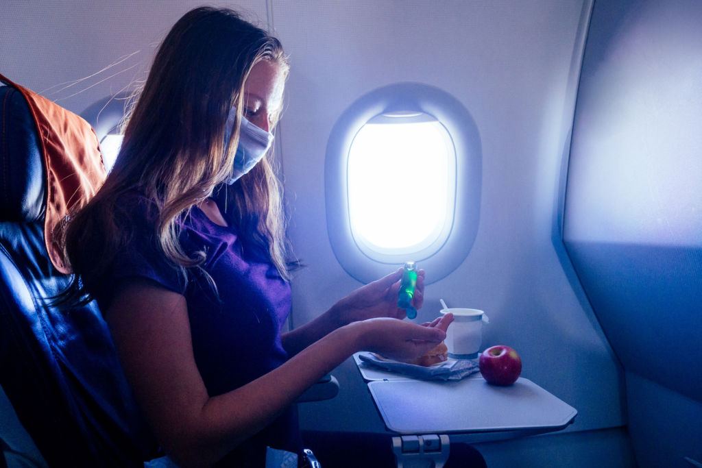 Forscher glauben, dass eine Mund-Nasen-Maske im Flugzeug die Ansteckungsgefahr mit Corona senkt. Foto: Adobe Stock