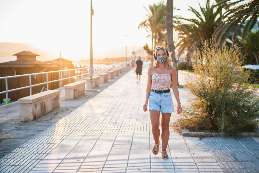 Urlauberin auf Mallorca: Das Auswärtige Amt hat die Ferieninsel – und ganz Spanien – aktuell zum Risikogebiet erklärt. Foto: Adobe Stock