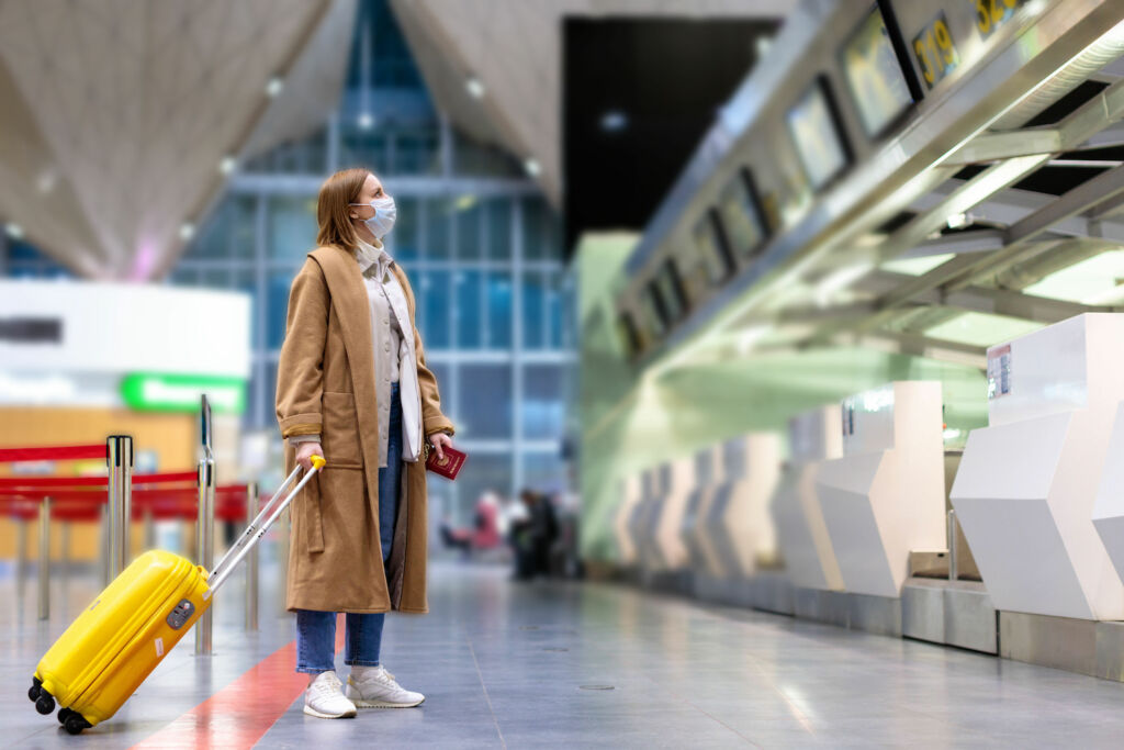 Herbsturlaub in Corona-Zeiten: selbst in den Herbstferien herrscht am Airport gähnende Leere, in ganz Europa steigen die Infektionszahlen. Foto: Adobe Stock