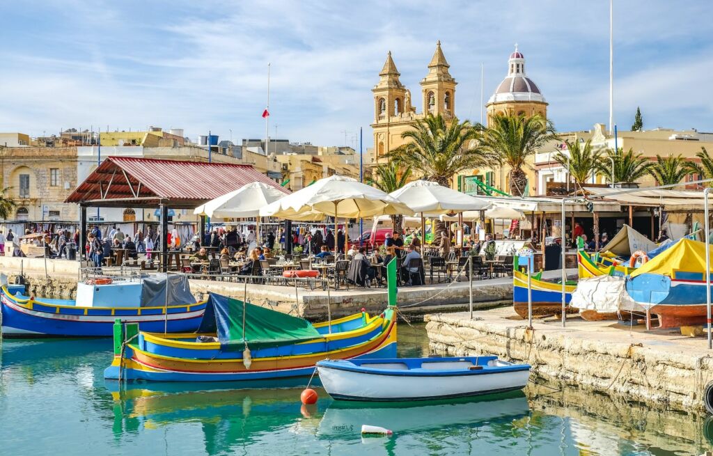 Hafen mit Fischerbooten auf Malta: der kleine Inselstaat südlich von Italien kommt relativ glimpflich durch die Pandemie. Foto: Unsplash