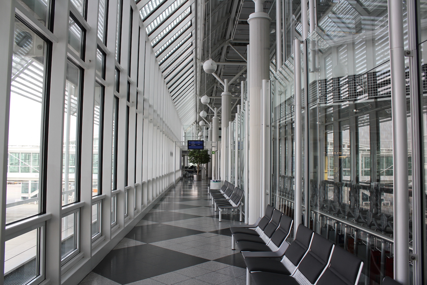 Leerer Abflugbereich am Flughafen München: Aufgrund geringer Passagierzahlen wird das Terminal 1 auf unbestimmte Zeit geschlossen. Foto: Adobe Stock