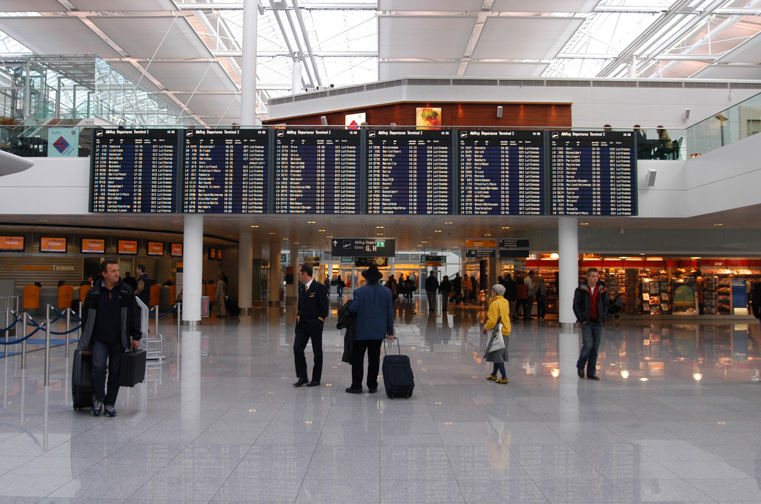 Während der verlängerten Weihnachtsferien dürfte es wieder deutlich voller werden am Flughafen München – viele Reisende wollen über die Feiertage in den Urlaub fliegen. Foto: Adobe Stock