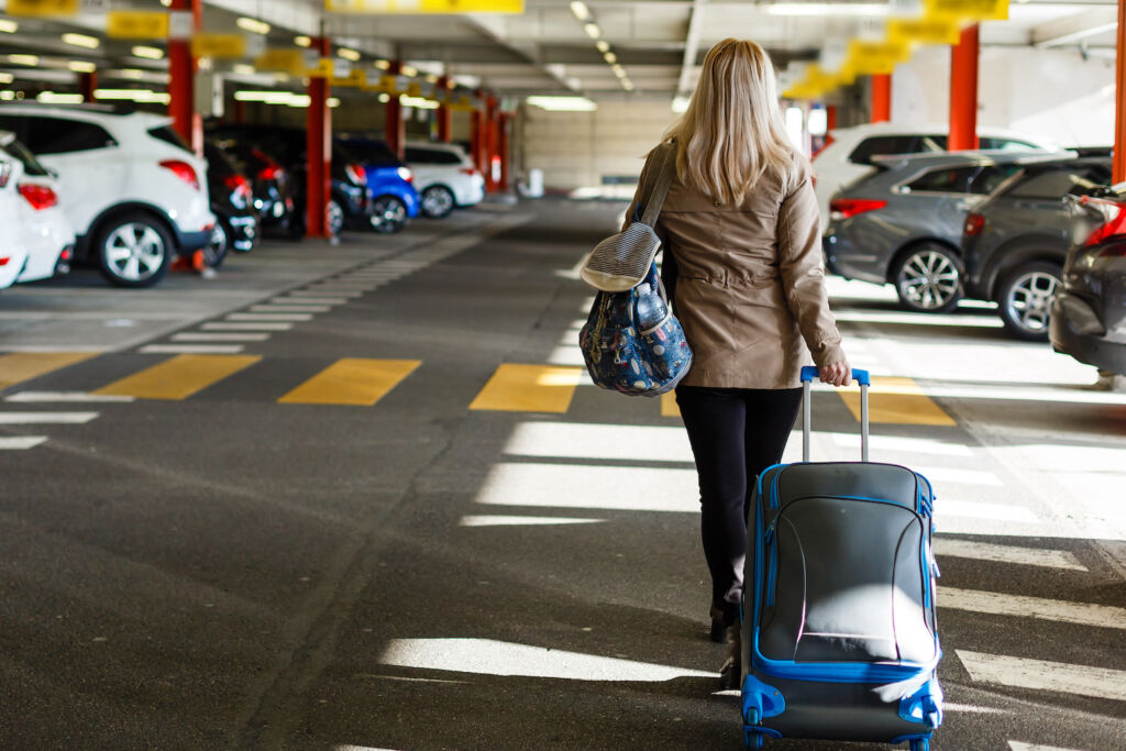 Wie lässt sich beim Parken am Flughafen sparen? Wir haben uns in unserer Flughafenparkplatz-Studie 2021 für Sie einen Überblick über die Preise für das Parken am Flughafen verschafft.