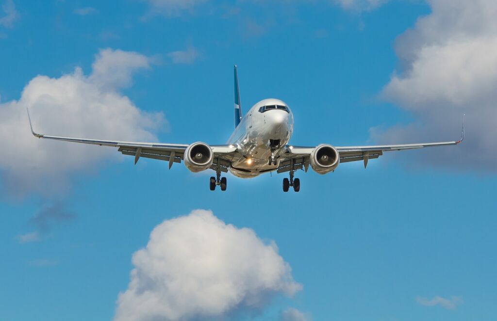 Der Airline-Verband IATA fordert, dass die Corona-Maßnahmen beim Fliegen sofort nach Ende der Pandemie zurückgenommen werden. Foto: Unsplash