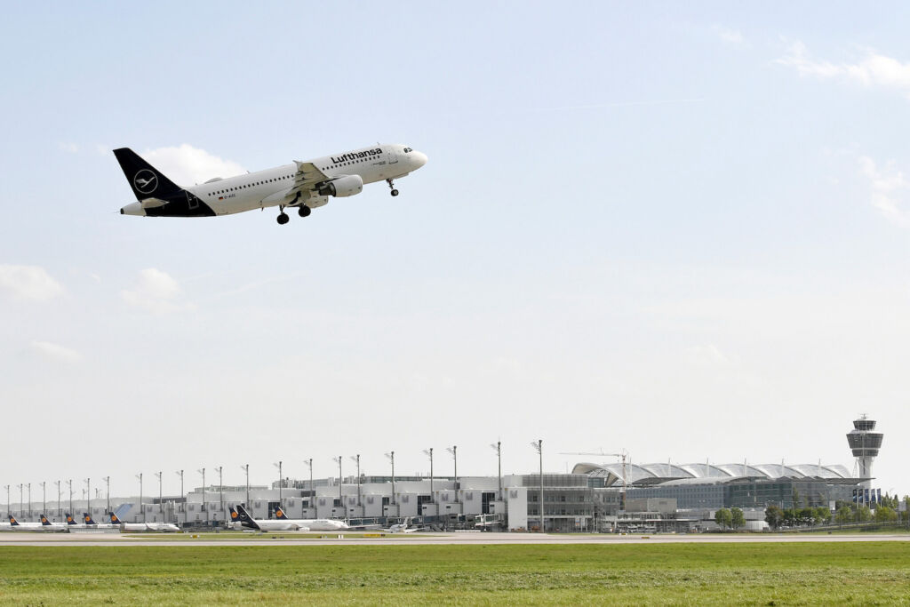 Flugzeug startet am Flughafen München: Die Zahl der Starts und Landungen war während Corona eingebrochen. Foto: Flughafen München
