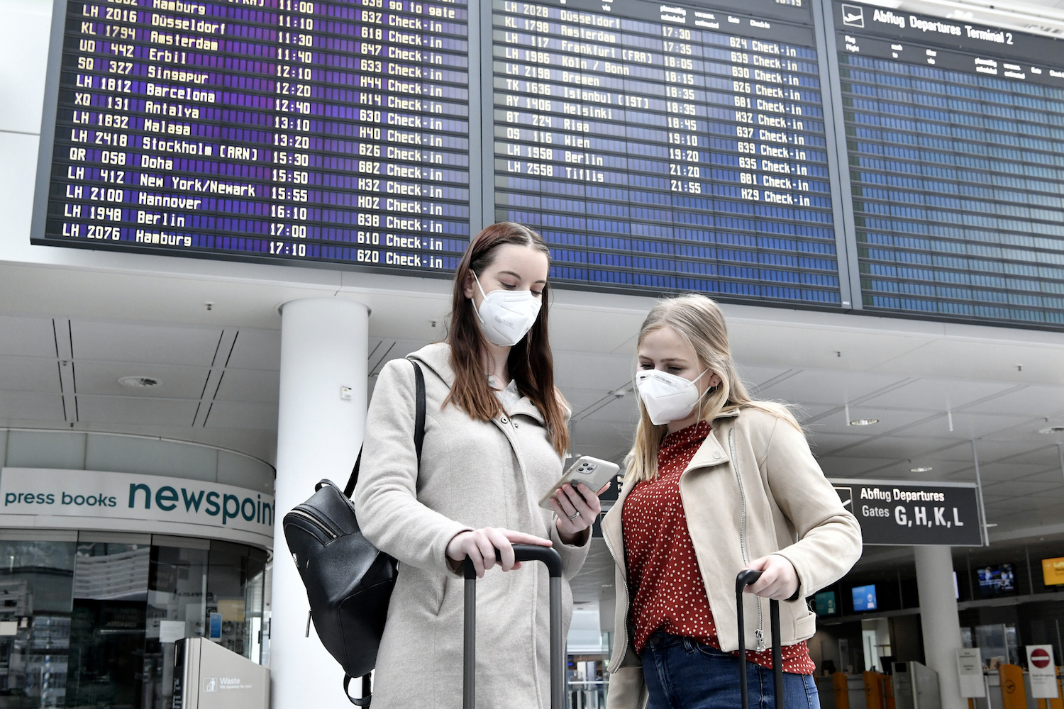 Urlauberinnen am Flughafen München: So langsam steigen die Fluggastzahlen wieder. Foto: Flughafen München