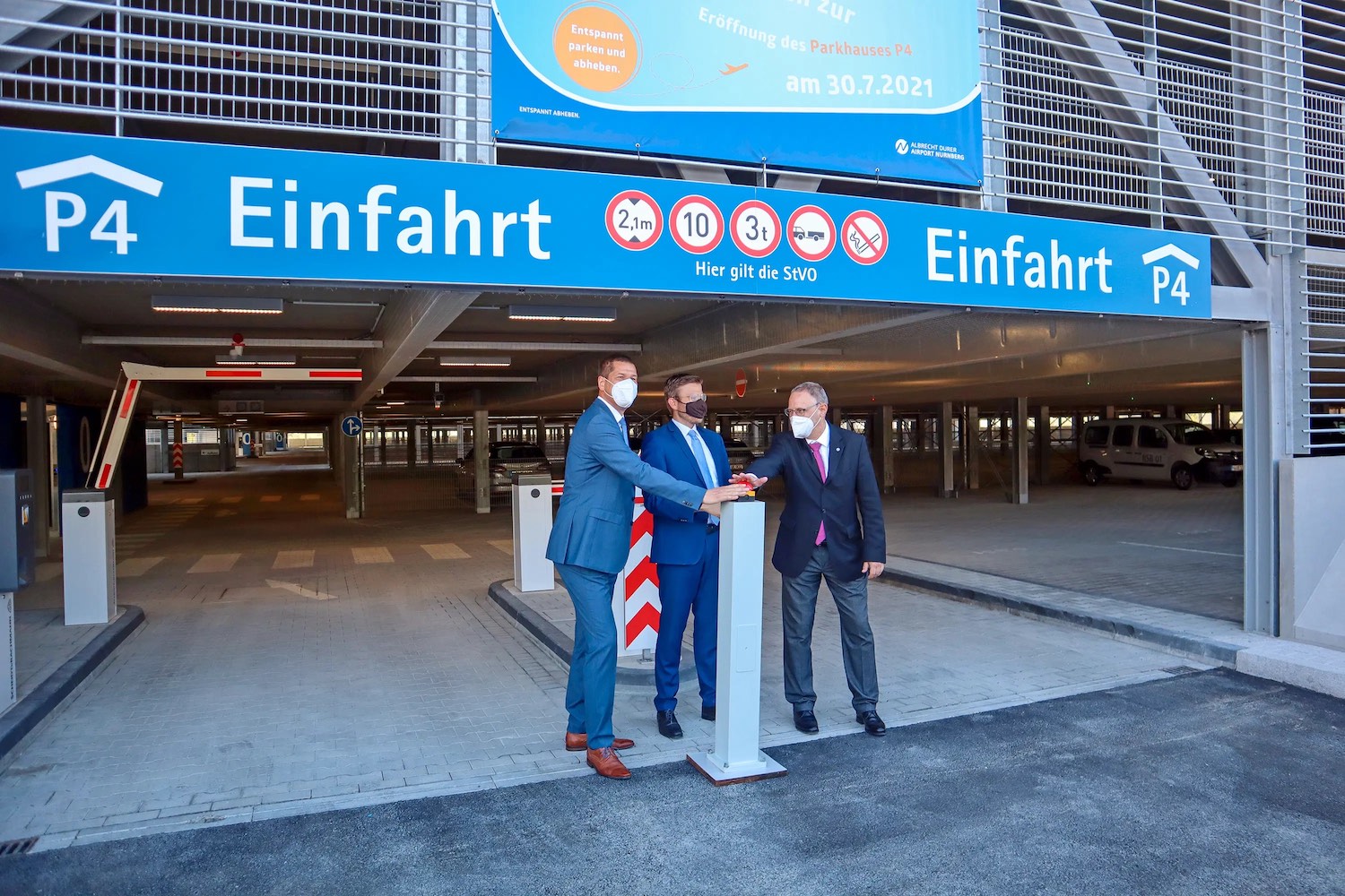 Das moderne Parkhaus P4 am Flughafen Nürnberg wurde erst am 30. Juli 2021 eröffnet – aktuell bietet der Airport hier ein Winterparken-Special. Foto: Airport Nürnberg / Jan Beinßen