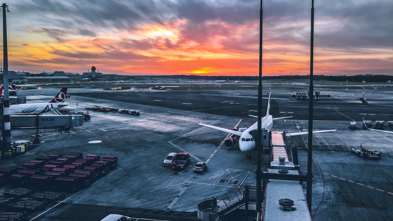 Der Flughafen Hamburg hat bei den Skytrax World Airport Awards mehrere Auszeichnungen erhalten und ist unter anderem bester Regionalflughafen in Europa geworden. Foto: Unsplash / Mika Baumeister