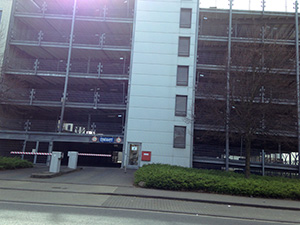 abgeschlossenes Parkhaus von Park und Shuttle Köln