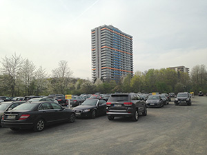 Parkplatz in belebtem Gewerbegebiet von Valet-24